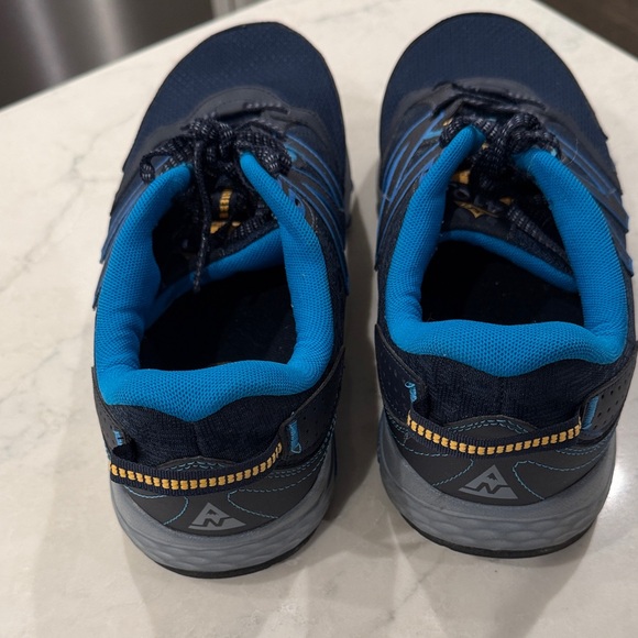 New Balance Men’s 410 V7 Size 11 Dark Blue and Bright Blue Athletic Shoes - Picture 7 of 7